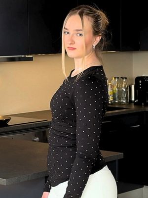 VIDEO - Ponytails, buns and twisted hair display