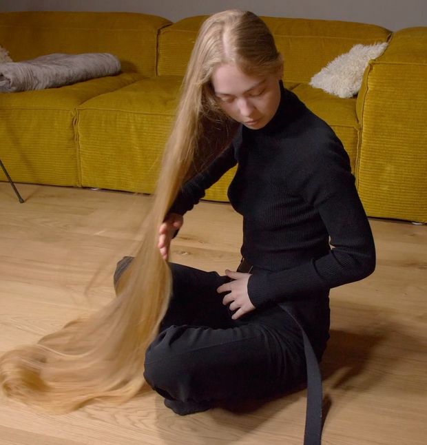 VIDEO - Blonde calf length hair floor show