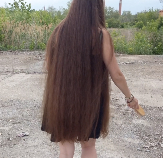 VIDEO - Displaying her massive mane in the wind