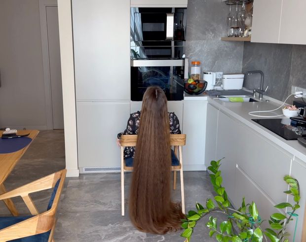 VIDEO - Lady with two meter long hair
