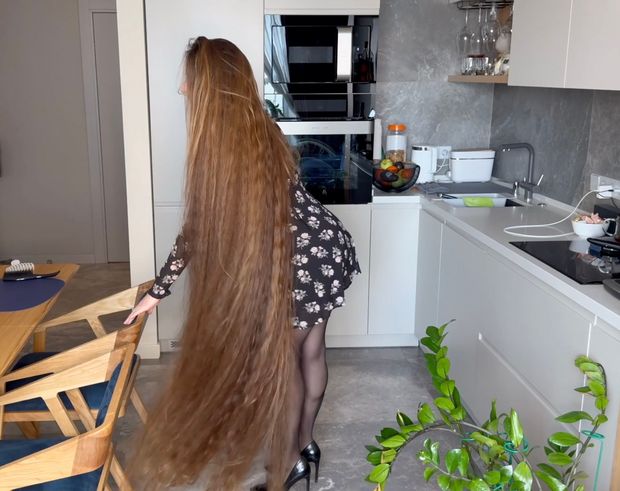 VIDEO - Lady with two meter long hair