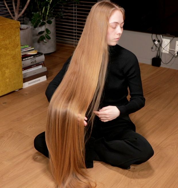 VIDEO - Blonde calf length hair floor show