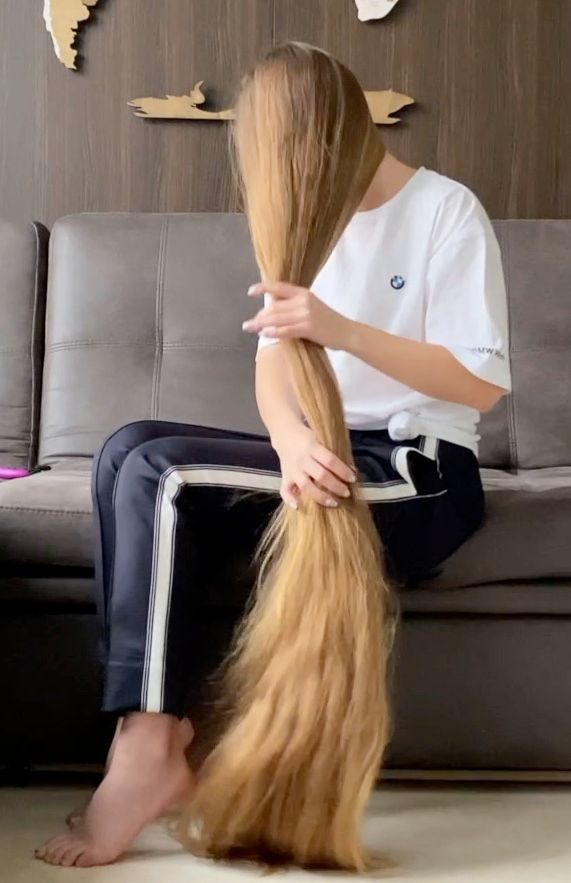 VIDEO - Extreme calf length hair play in sofa