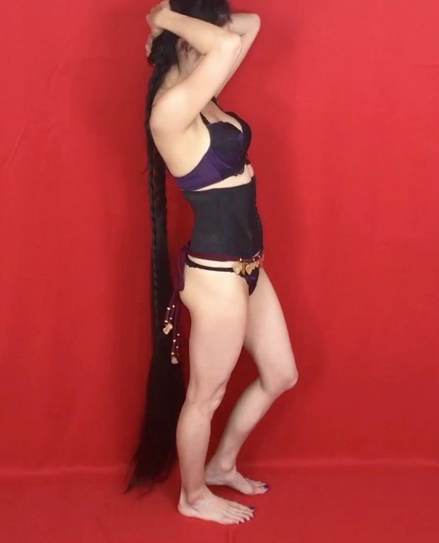 VIDEO - Extremely long hair and three heavy braids