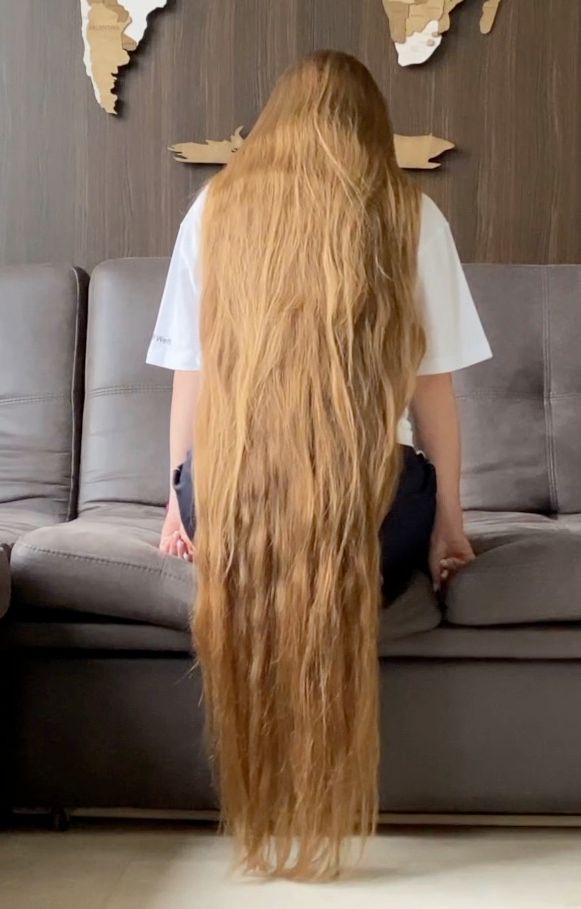 VIDEO - Extreme calf length hair play in sofa