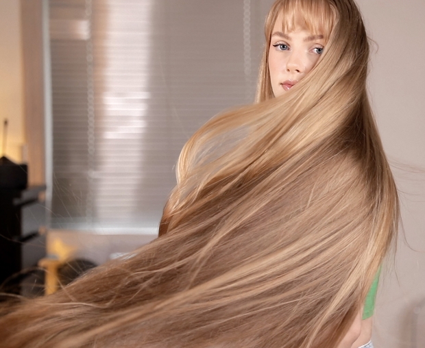 VIDEO - Super beautiful blonde Rapunzel