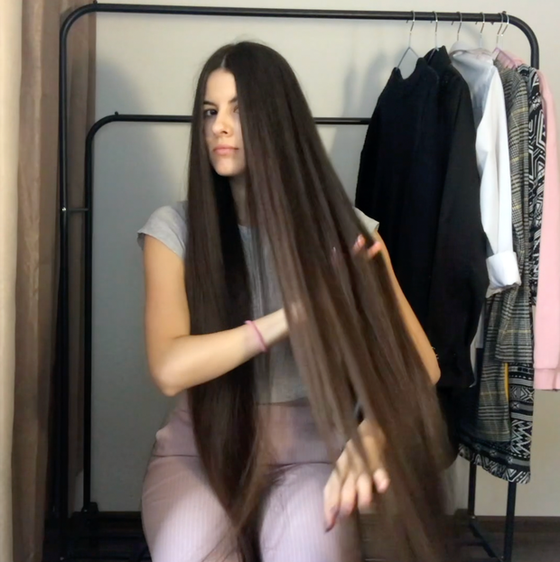 VIDEO - A silky, long, dark mane