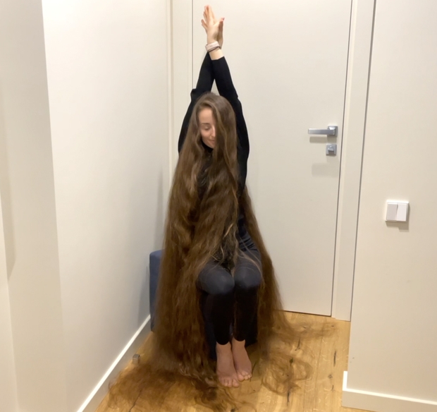 VIDEO - Brushing a pile of hair
