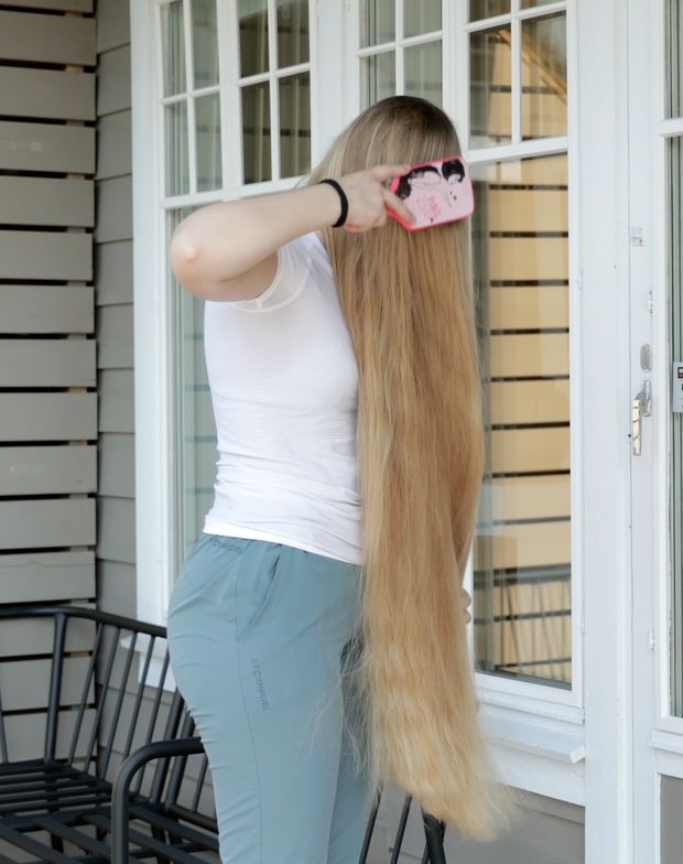 VIDEO - Blonde Rapunzel&#x27;s ultra beautiful hair