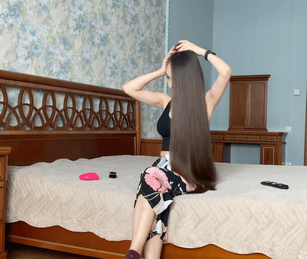 VIDEO - Super perfect bundrops in front of her face