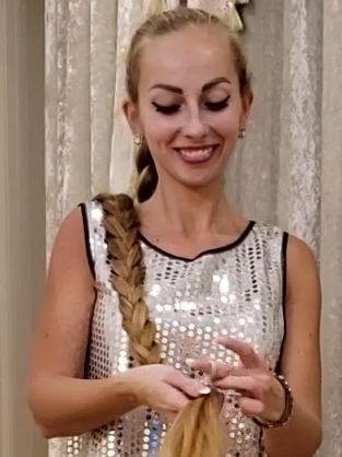VIDEO - Super long folded blonde hair