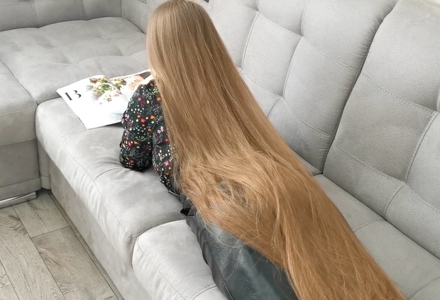 VIDEO - Using floor length hair as a blanket