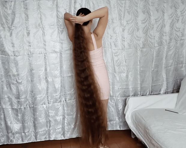 VIDEO - Margarita&#x27;s super long, creative hair play