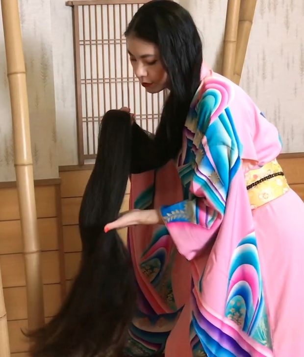 VIDEO - Super long Asian hair