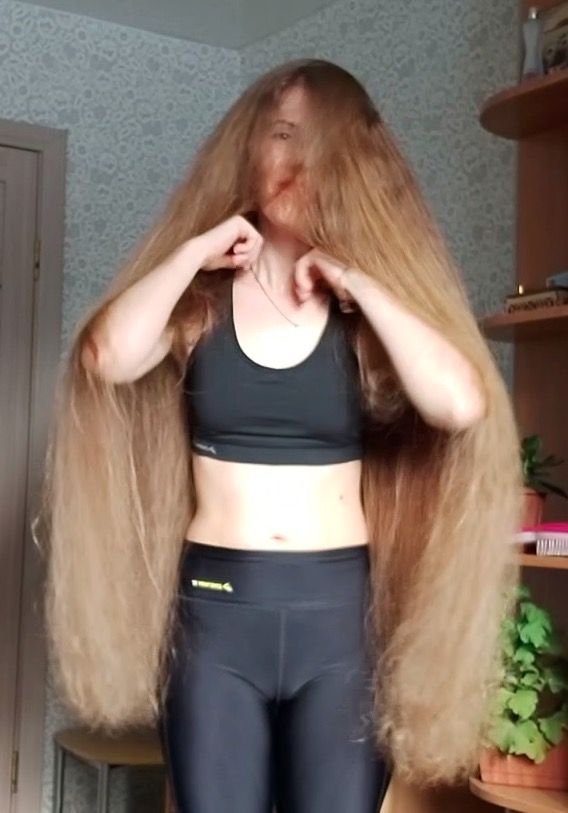 VIDEO - A massive mane and folded hair
