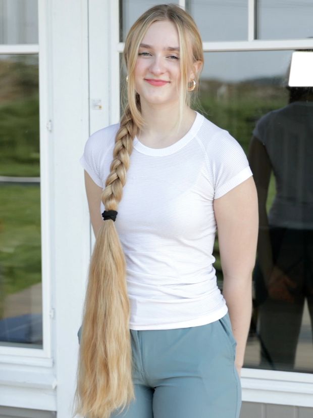 VIDEO - Blonde Rapunzel&#x27;s ultra beautiful hair