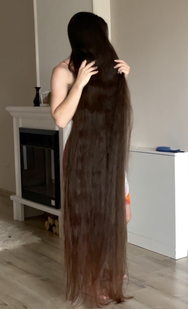 VIDEO - Ivanna loves her hair length