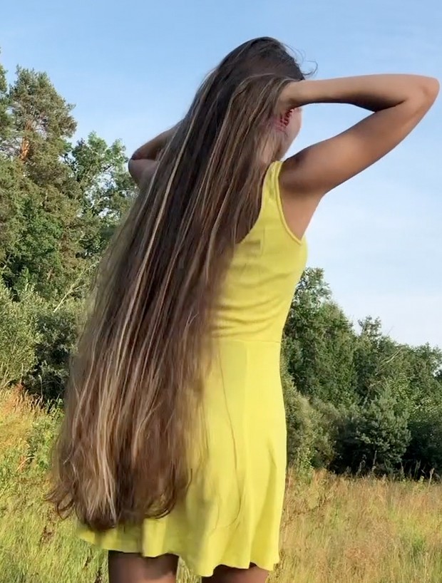 VIDEO - Blonde hair, pink comb