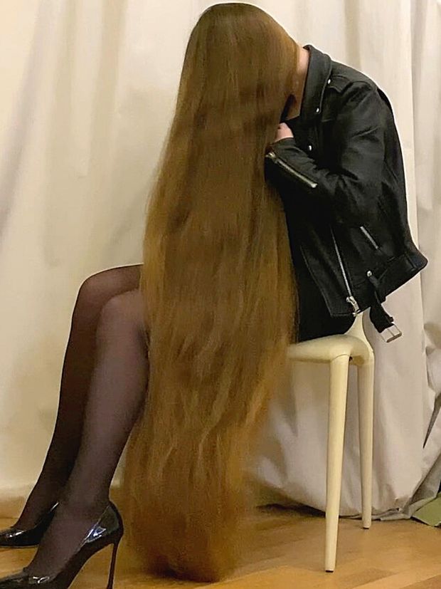 VIDEO - Elegant Real Life Rapunzel with extreme hair