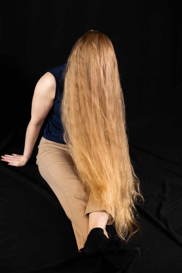 PHOTO SET - Helene&#x27;s blonde hair covering photoshoot