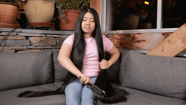 VIDEO - Rapunzel brushing in the sofa
