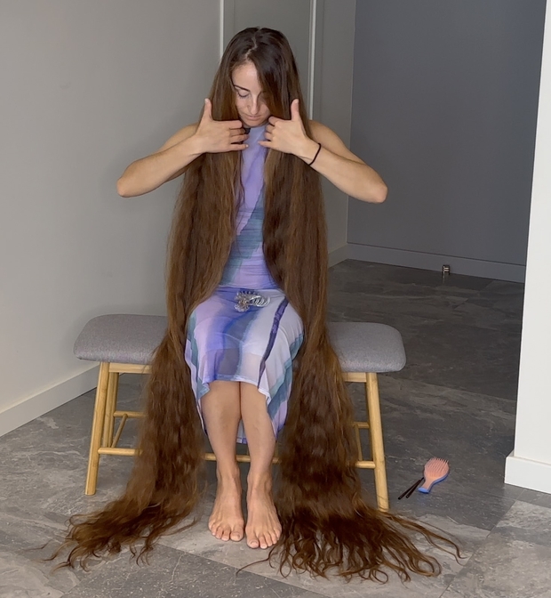VIDEO - Floor length hair dream