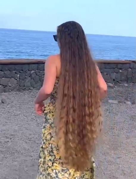 VIDEO - Natalia&#x27;s beautiful hair show by the sea