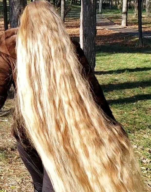 VIDEO - Blonde Rapunzel in the park