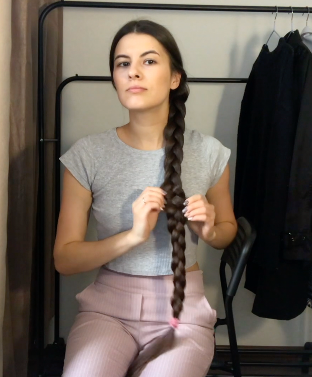VIDEO - A silky, long, dark mane