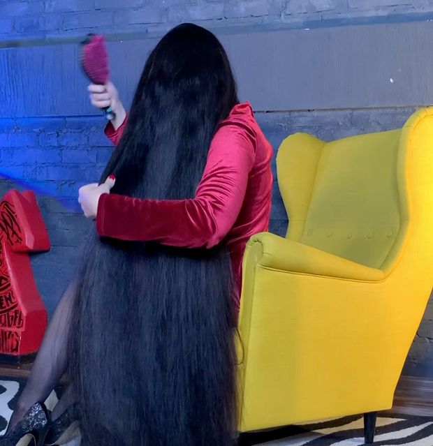 VIDEO - She needs help with her heavy hair brushing