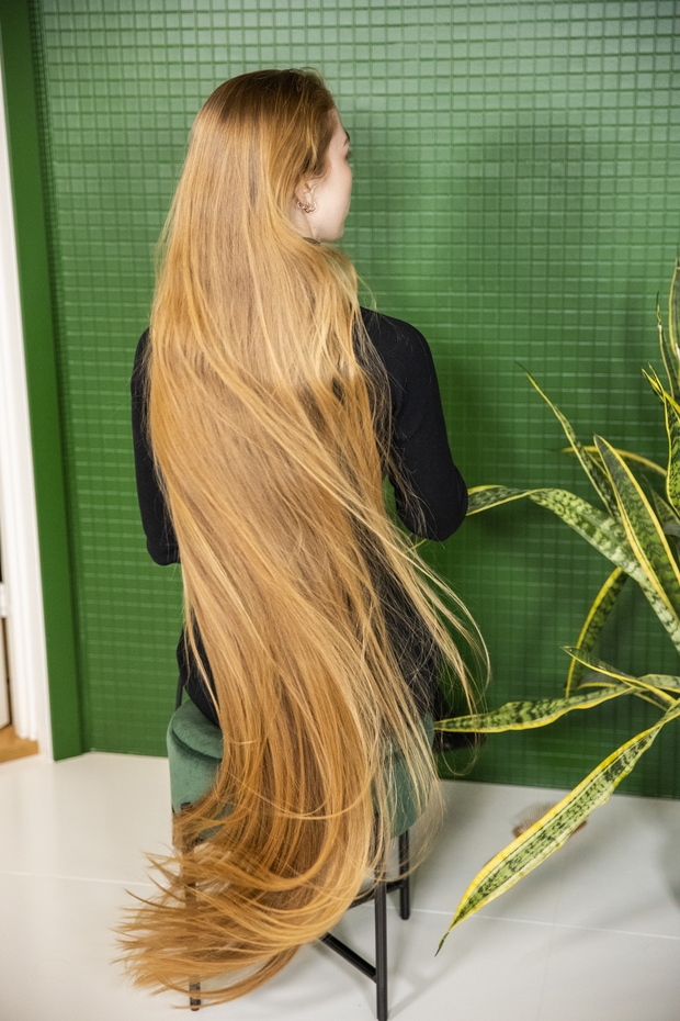 PHOTO SET - Unraveling big blonde buns photoshoot