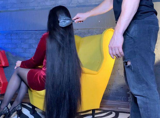 VIDEO - She needs help with her heavy hair brushing
