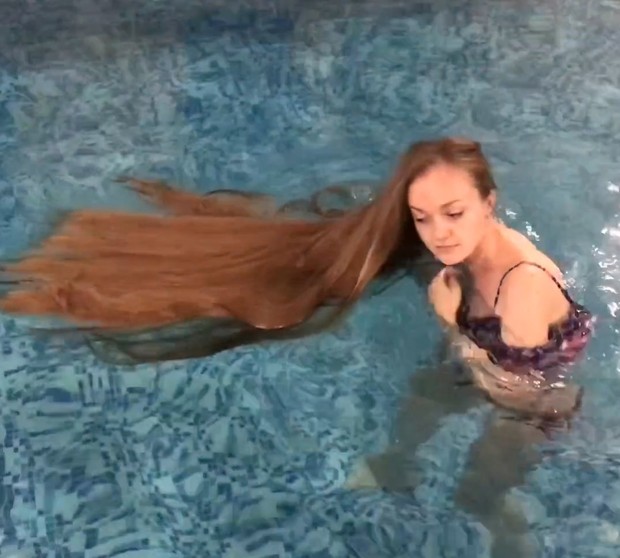 VIDEO - Rapunzel bathing