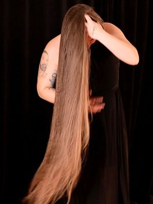 VIDEO - Silky ponytail and braid display