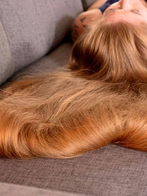 VIDEO - Extreme hair play and thick hair covering