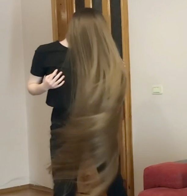 VIDEO - Rapunzel hair dancing and fun