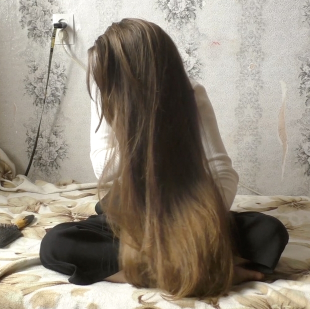 VIDEO - Tanya&#x27;s bundrops in front of her face