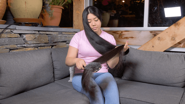 VIDEO - Rapunzel brushing in the sofa