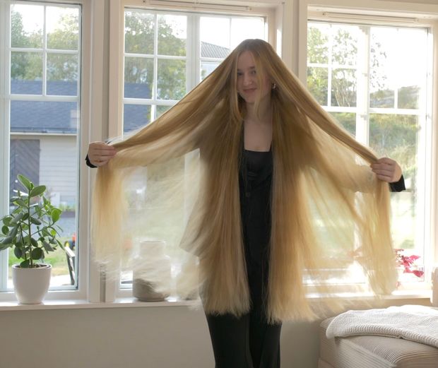 VIDEO - Extremely perfect thigh length hair