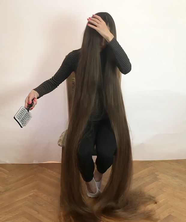VIDEO - Super silky floor length hair
