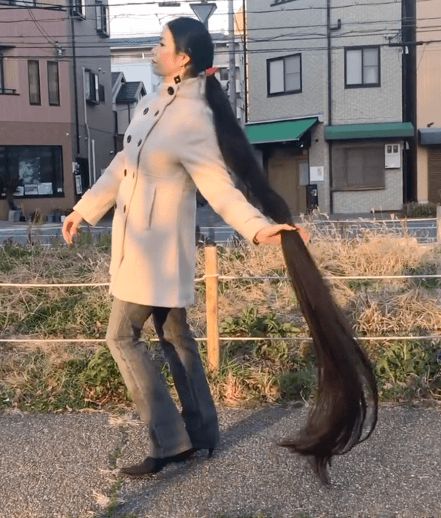 VIDEO - Floor length hair in public 2