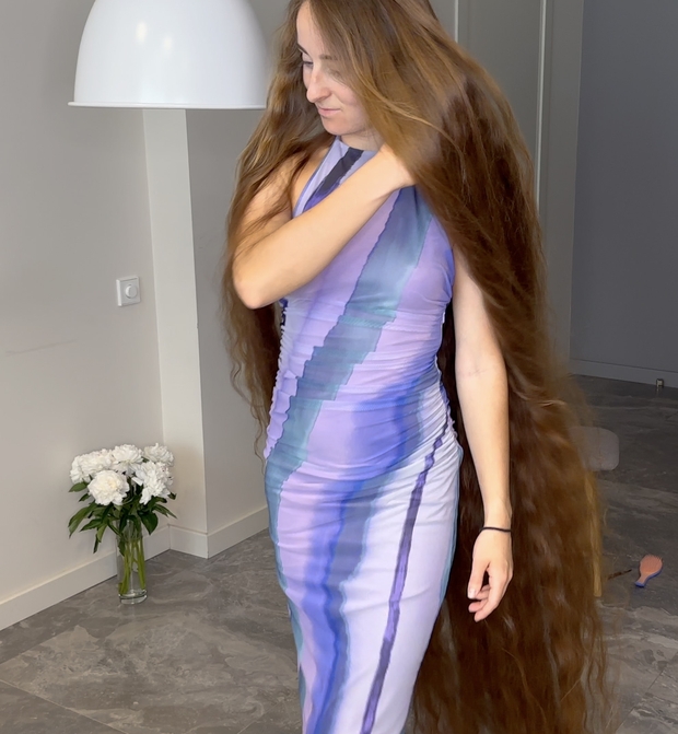 VIDEO - Floor length hair dream