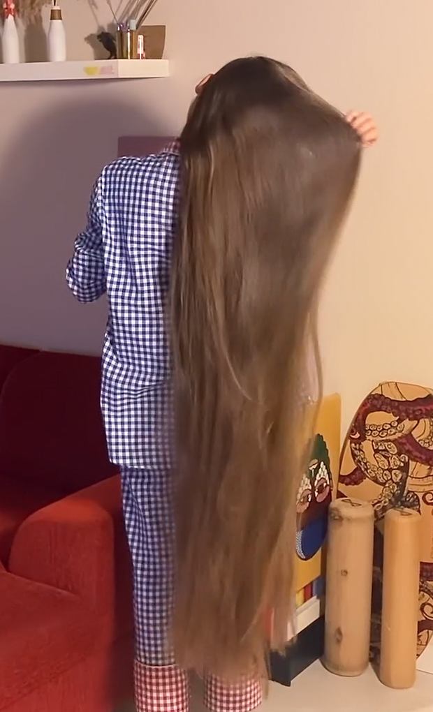 VIDEO - Extreme calf length hair in front of her face (part 1)