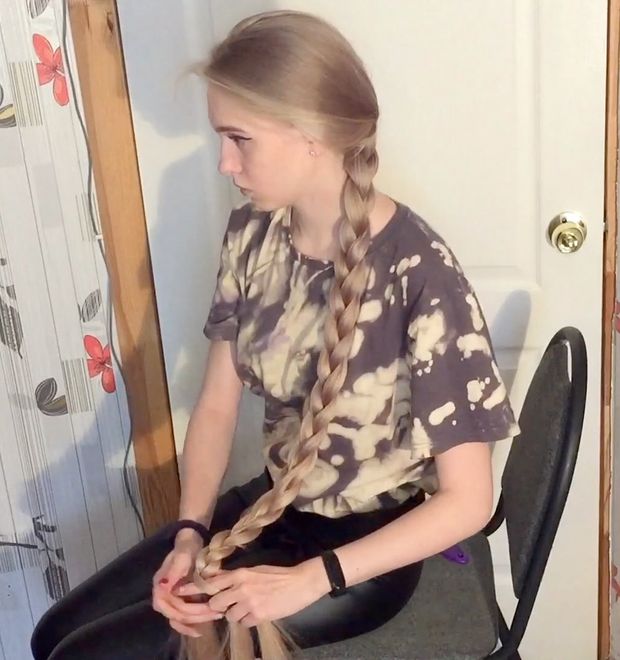 VIDEO - The blonde with the silky hair