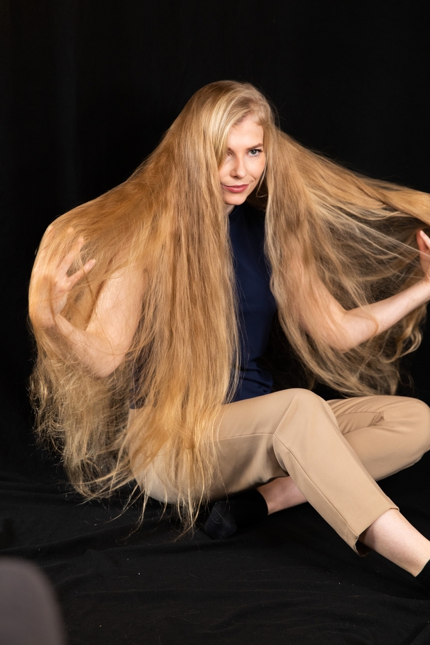 PHOTO SET - Helene&#x27;s blonde hair covering photoshoot