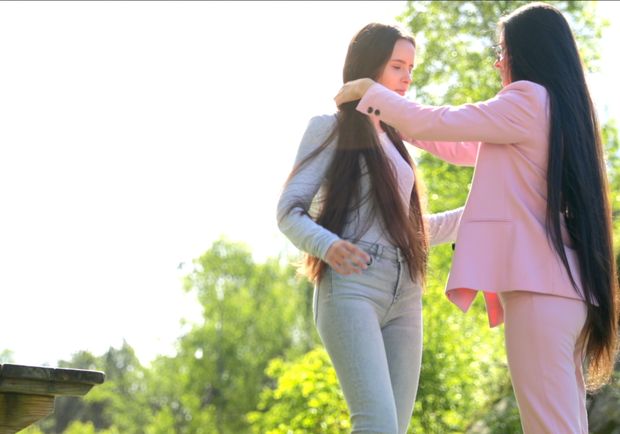 VIDEO - Two sisters by the sea
