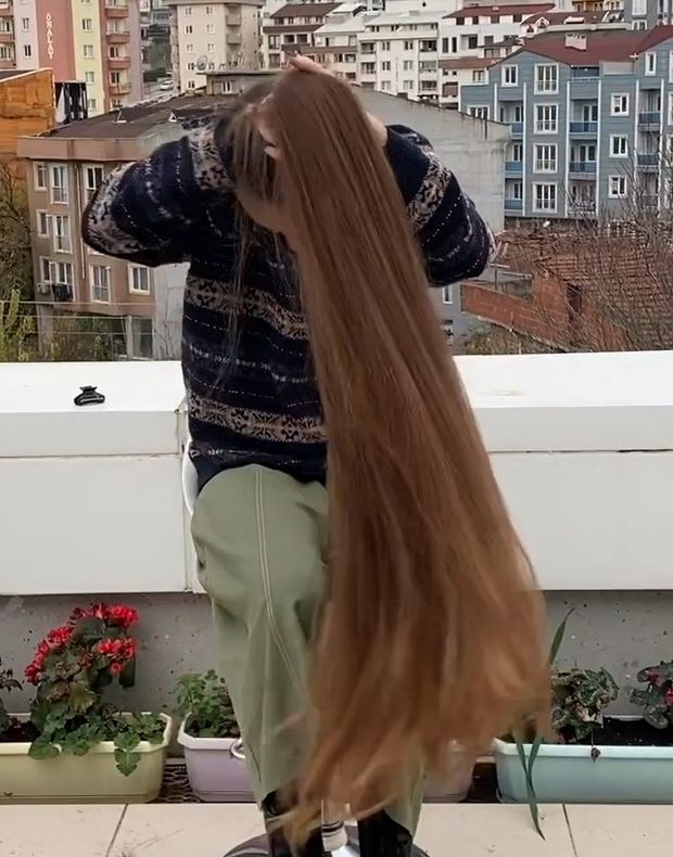 VIDEO - The girl with the huge buns