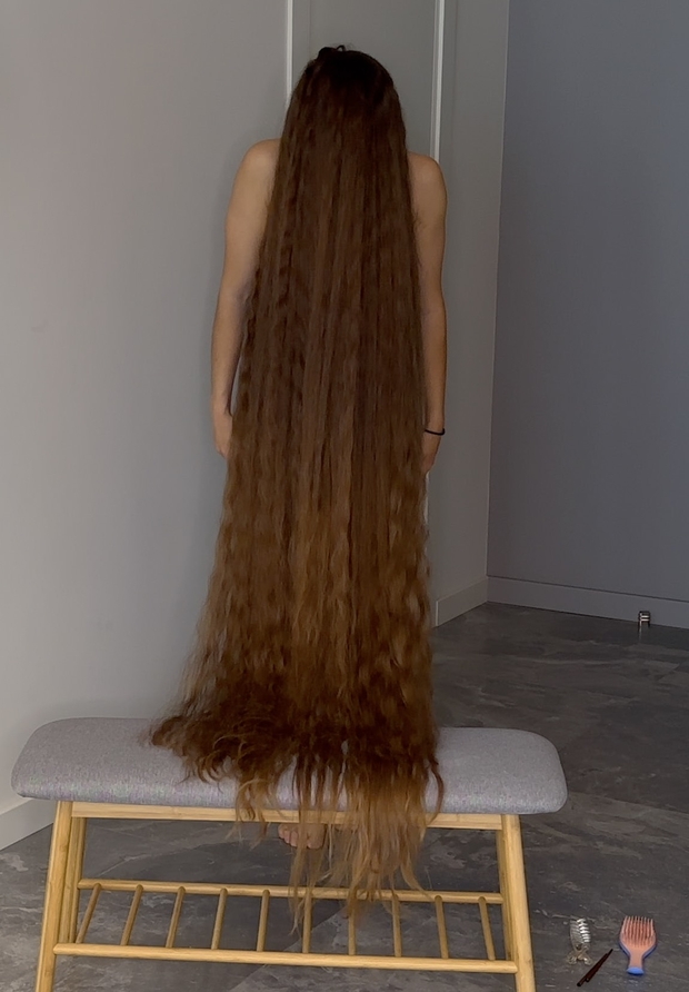 VIDEO - Floor length hair dream