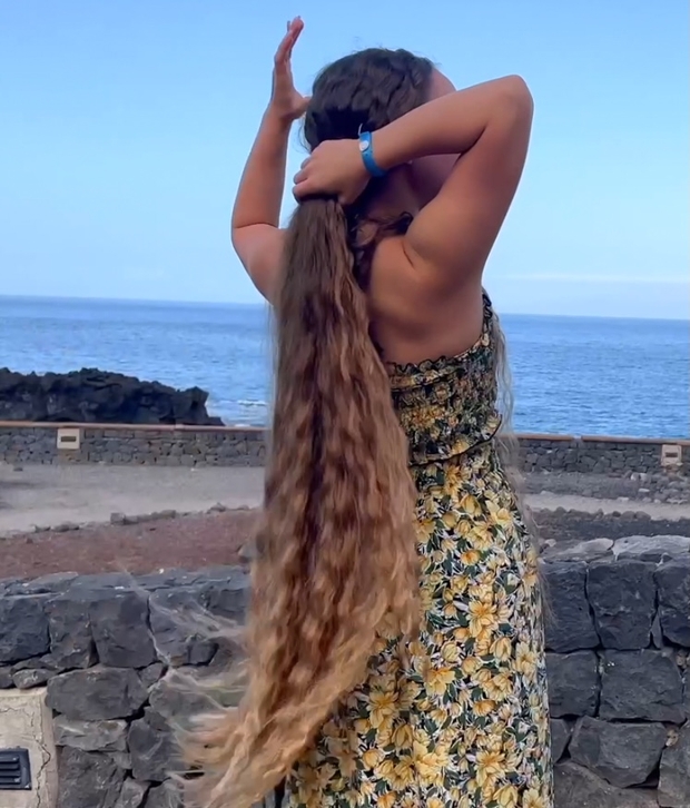 VIDEO - Natalia&#x27;s beautiful hair show by the sea