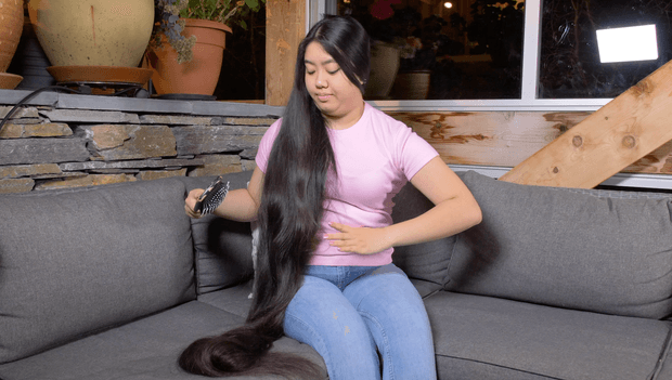 VIDEO - Rapunzel brushing in the sofa